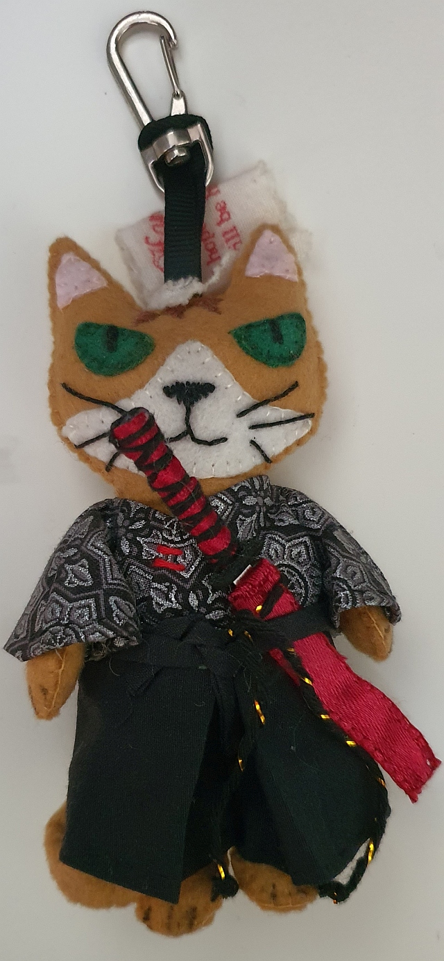 porta chaves com gato samurai